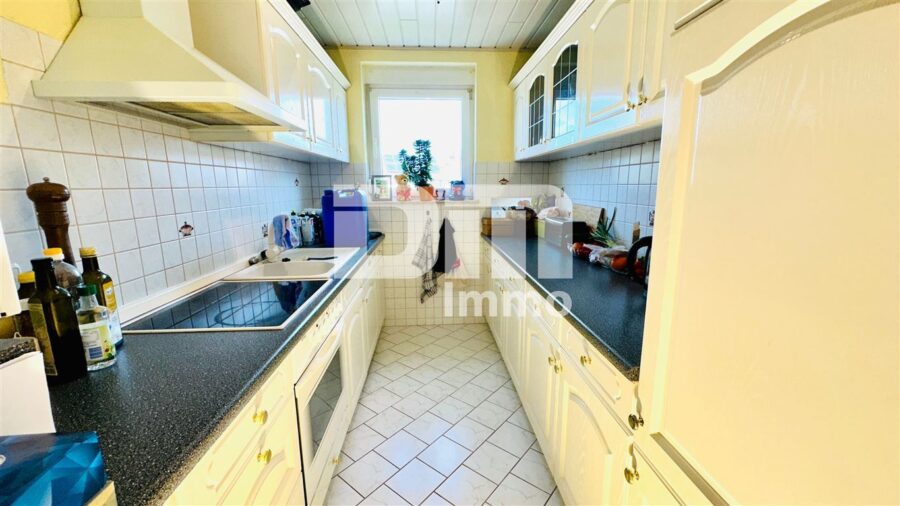 Schöne modernisierte 4 Zimmer Wohnung mit Balkon und Garage - Küche mit Einbauküche